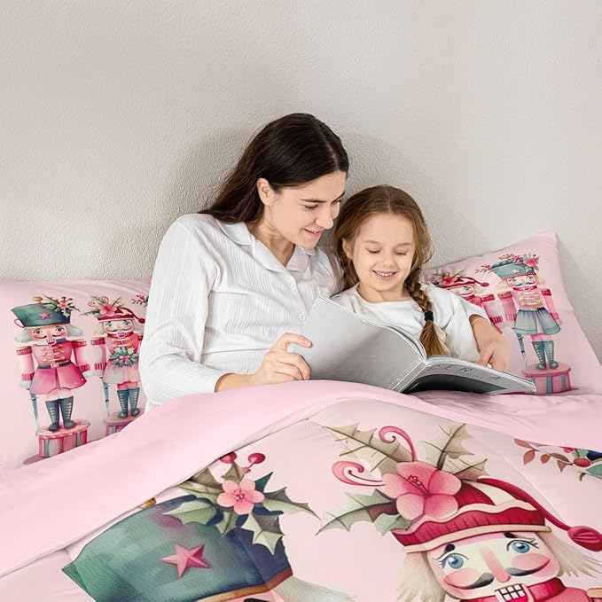 Feelyou Christmas Decor Nutcrackers Kids Comforter Set Toddler Size Pink Christmas Bedding Set Funny Nutcracker Duvet Quilt for Kids Boys Girls Bedroom Berries Printed Decor Kawaii Soft Breathable