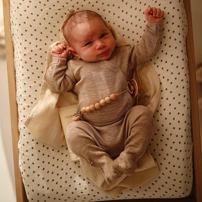 mushie Extra Soft Muslin Fitted Changing Pad Cover (Rainbows)