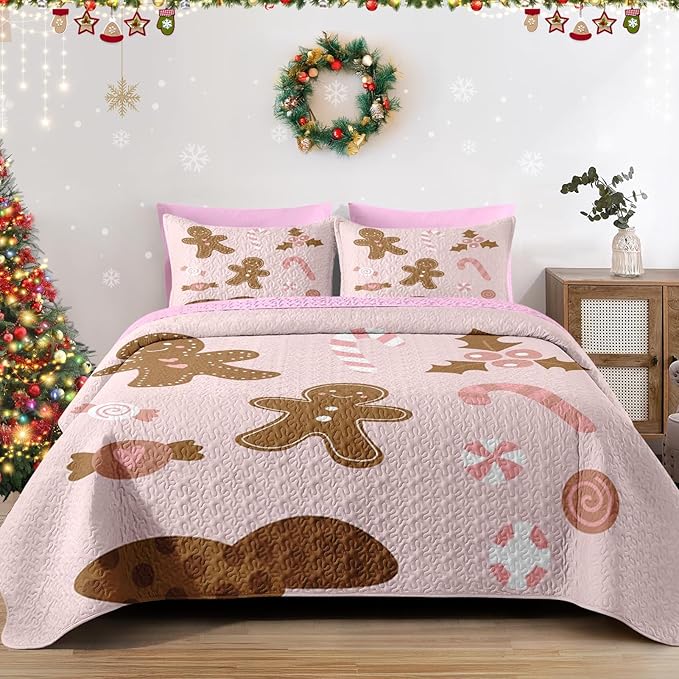 Christmas King Size Quilt Set, Pink Cute Cartoon Gingerbread Man Lightweight Bedspread Coverlet with Pillow Shams for Kids and Adults, Merry Xmas 3 Pcs Bedding Bed Cover