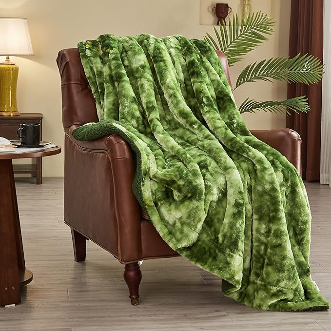 NEWCOSPLAY Super Soft Faux Fur Throw Blanket for Couch Green Sherpa Fuzzy Plush Warm Blanket for Sofa Bed (Green, Throw(40"x50"))